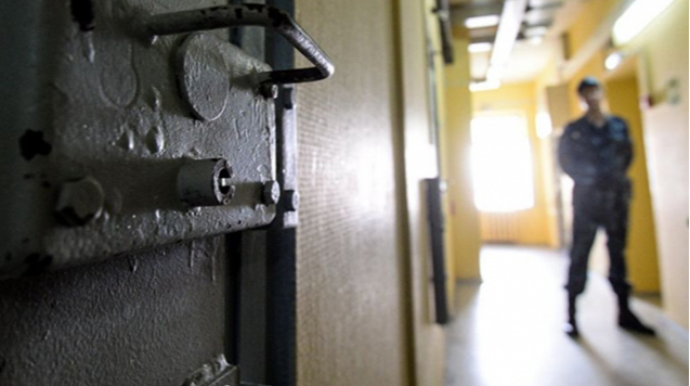 Dustaqlara telefon verən “nadzor” cinayət məsuliyyətinə cəlb edilib