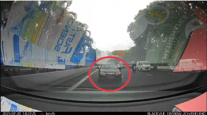 Fikri yoldan yayınan sürücü qəza törətdi: Xanım sürücü qorxuya düşdü  - VİDEO