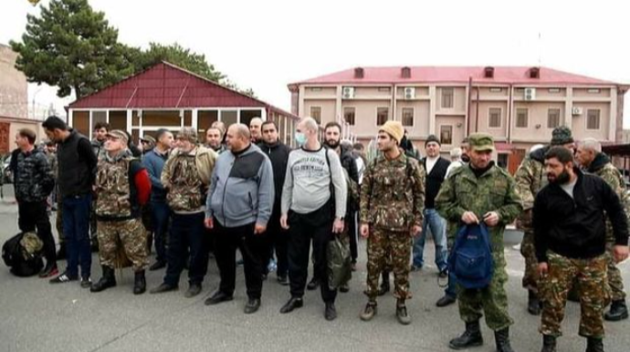 Canlı qüvvəsi tükənən Ermənistan qocalardan ibarət növbəti qrupu cəbhəyə göndərir  - FOTO