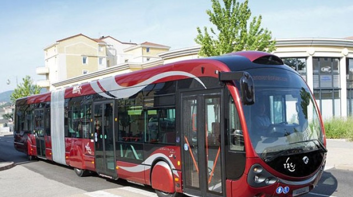 Gəncədə maşın "Bakubus"la toqquşdu 