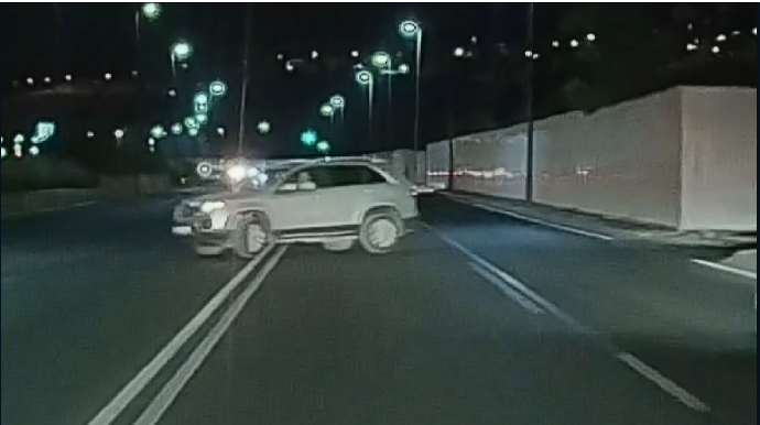 Sürücü kameranın altında qoşa xəttin tələbini pozub təhlükə yaratdı - VİDEO