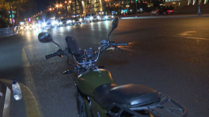 Bakıda işıqforun qırmızı işığından keçən motosikletçi qəza törədib - FOTO 