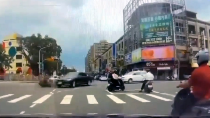 Motosiklet “BMW” ilə toqquşdu; sürücü havaya uçdu – ANBAAN VİDEO 