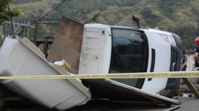 Yük maşını xəstəxananın həyətinə aşdı, ölən var  - FOTO