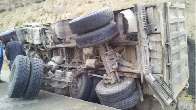Bakı-Quba yolunda yük maşını aşdı, 2 nəfər öldü   - YENİLƏNİB