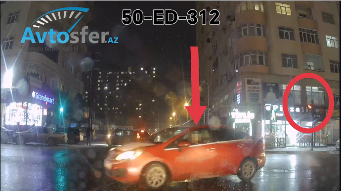 Qadın sürücü svetofora baxmadan hərəkət etdi; təhlükə yaratdı  - VİDEO