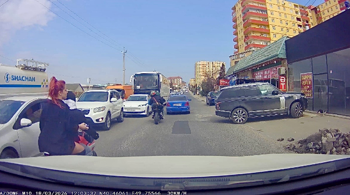 Masazırda bir-biriylə yarışan moped sürücüləri yol boyu qəza şəraiti yaratdı   - VİDEO