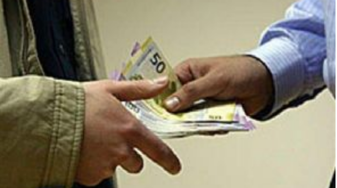 Azərbaycanda vəzifəli şəxs rüşvət alarkən TUTULDU 