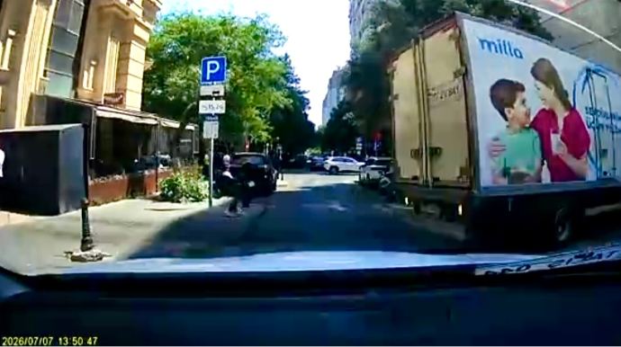 Parklanma yerindən çıxan yük maşınının sürücüsü “BYD”ni vurdu   - VİDEO