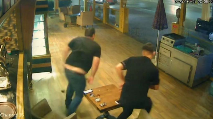 Şirniyyat mağazasına qumbara atıldı; müştəri əlində çayla qaçdı – ANBAAN VİDEO