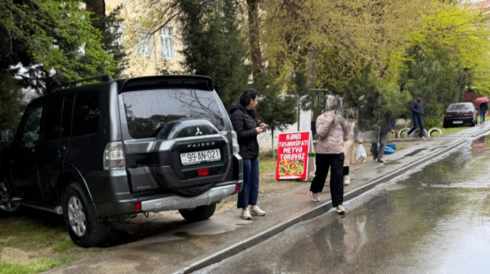 Səkini zəbt edib piyadaların yolunu kəsdi - 99-AN-021   - FOTO