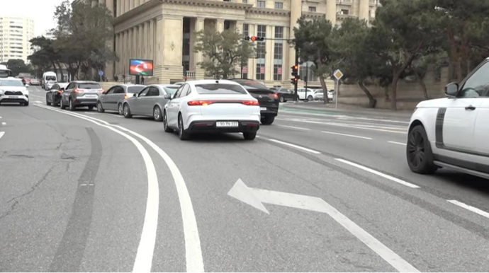 Yeni çəkilən zolaq sürücülərdə çaşqınlıq yaradır - VİDEO