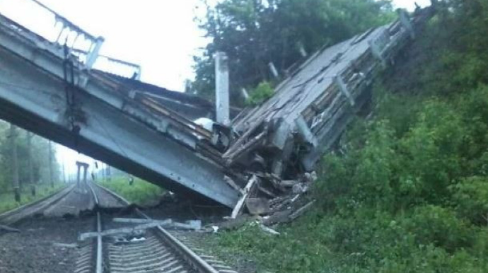 Rusiya hərbçiləri Luqanskda dəmir yolu körpülərini bərpa etməyə çalışır
