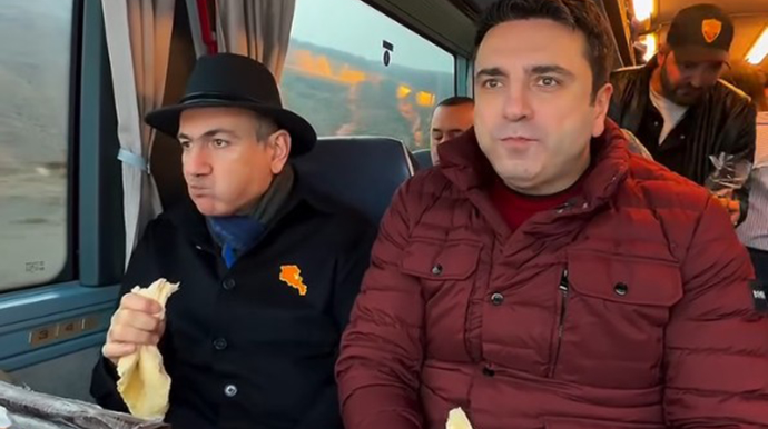 Bu dəfə də avtobusda lavaş yedi - VİDEO