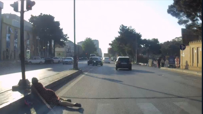 Qaydanı pozan yaşlı qadın maşının altında qalmaqdan son anda xilas oldu  - VİDEO