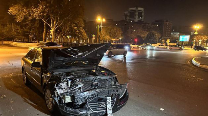 В центре Баку столкнулись два автомобиля, есть пострадавший  - ФОТО