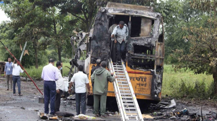 Avtobus anidən yandı, 25 ölü 