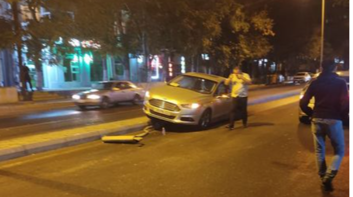 Nərimanovda iki avtomobil toqquşdu, biri qarşı yola çıxdı - FOTO 