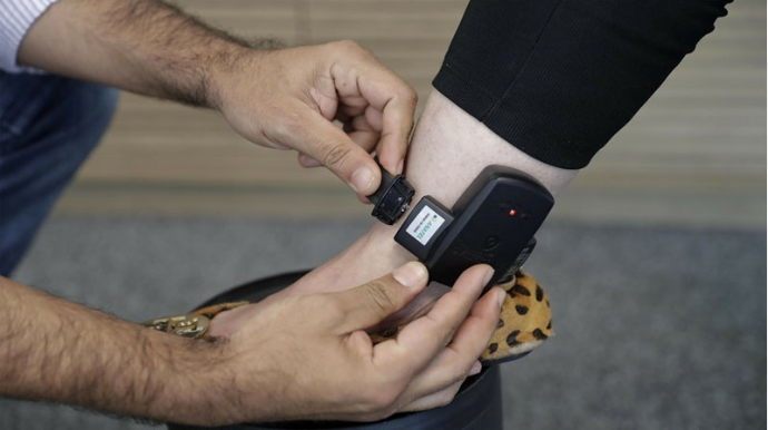 Bibisinin evindən 50 qəpikləri oğurladı, ayağına qandal vuruldu 