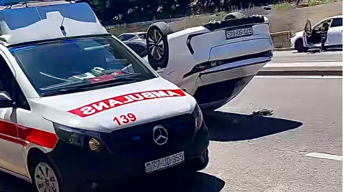 Şəhərin mərkəzində “Changan” aşdı, 3 nəfər xəsarət aldı   - VİDEO