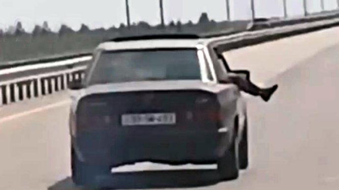 Maşından ayağını çıxaran sərnişinin bu hərəkəti etiraz yaratdı  – Araşdırma başladı - VİDEO 