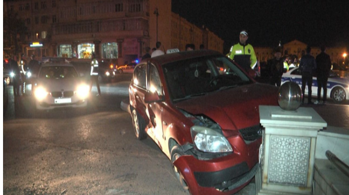 Bakıda taksi betona çırpıldı, 2 sərnişin xəsarət aldı 
