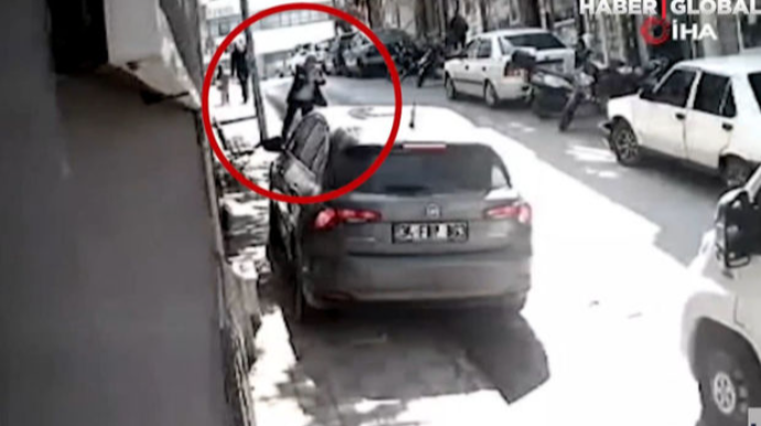 Türkiyədə ahıl kişi parklanma qaydalarını pozmuş gənci cəzalandırmaq istədi, reanimasiyalıq oldu - VİDEO 