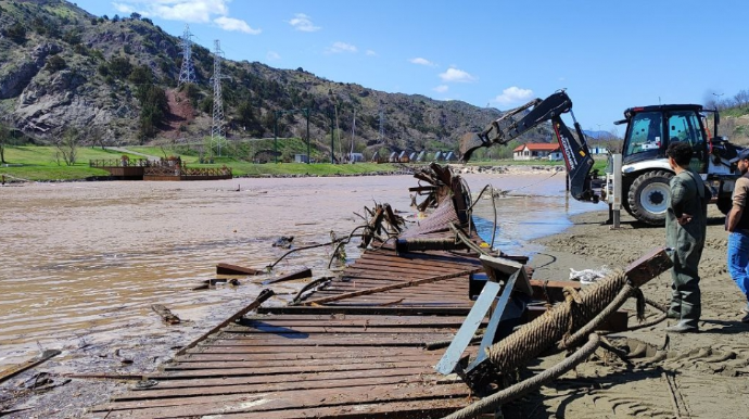 Üzən körpü sel təhlükəsinə qarşı möhkəmləndirilir - FOTO 