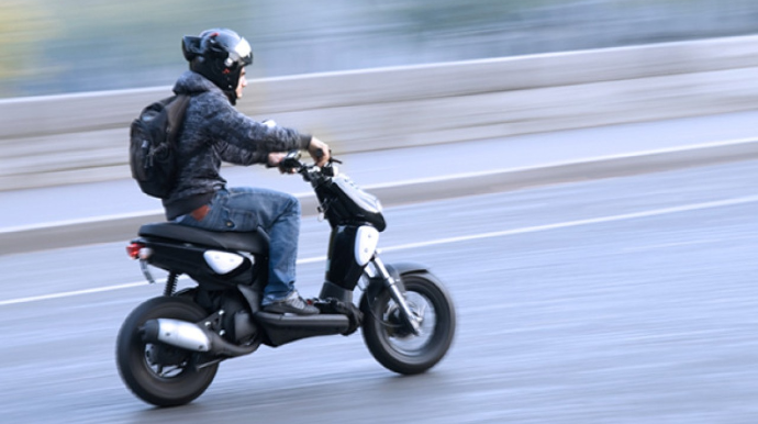 Bakıda 30 min manatlıq dam örtüyü və moped oğurlandı 