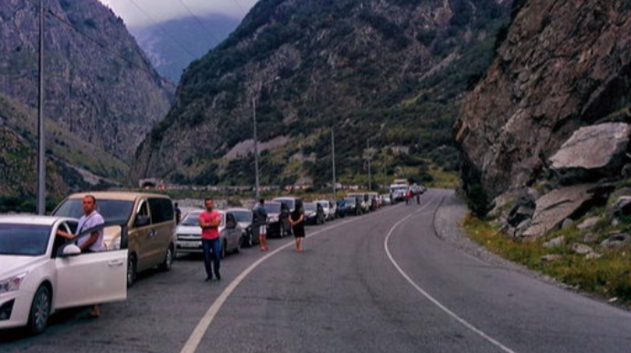 Ermənistana gedən yüzlərlə avtomobil Yuxarı Larsda gömrükdə qalıb 
