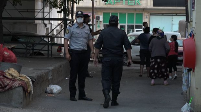 Qaydaları heçə sayanlar: Küçədə gəzdilər, futbol oynadılar, yığışıb söhbət etdilər  - VİDEO