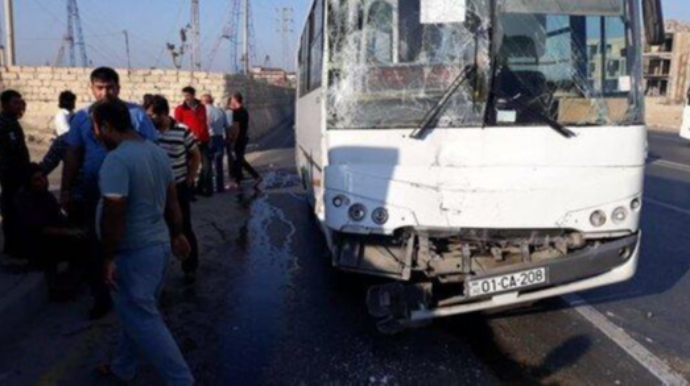Türkiyədə avtobusla avtomobil toqquşub 