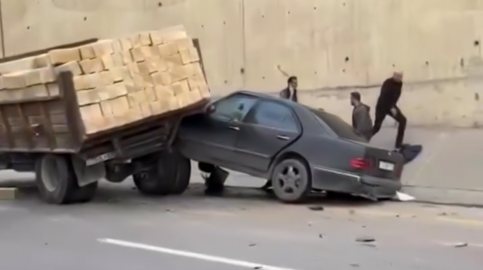 Bakıda dəhşətli qəza  - Yük maşını "Mercedes"lə toqquşdu - VİDEO 