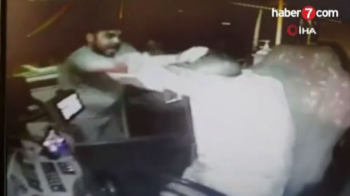 Sərnişindən maska taxmağı tələb edən avtobus sürücüsü amansızcasına döyüldü - VİDEO 