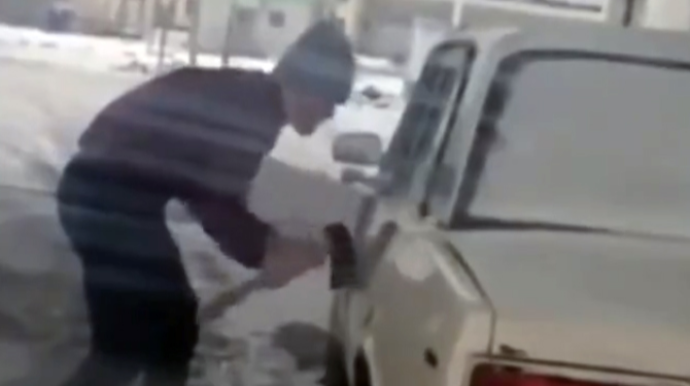 Bağlı bildiyi maşının qapısına balta və “montirovka” ilə hücum etdi; sən demə ... - VİDEO
