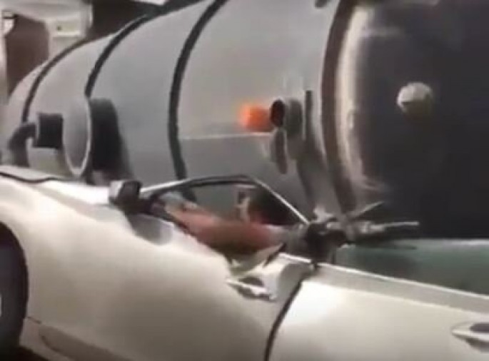 Dəhşətli qəza! Yük maşını milyonluq avtomobilin üstünə aşdı, sürücü içində qaldı - Video