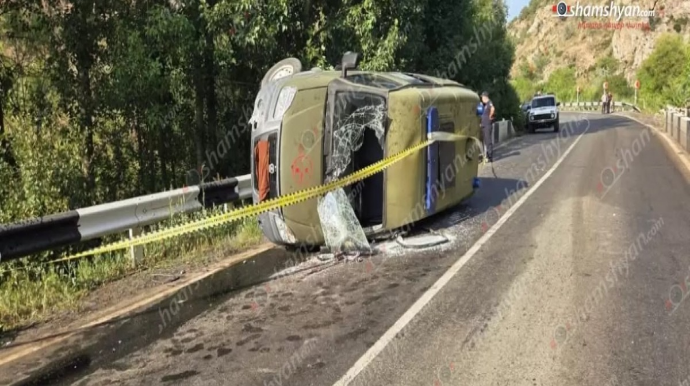 В Армении машина скорой помощи Минобороны попала в ДТП 