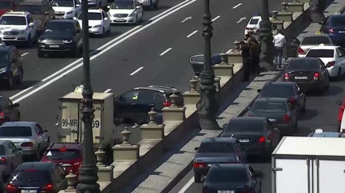 Heydər Əliyev prospektindəki qəza tıxaca səbəb oldu  - FOTO