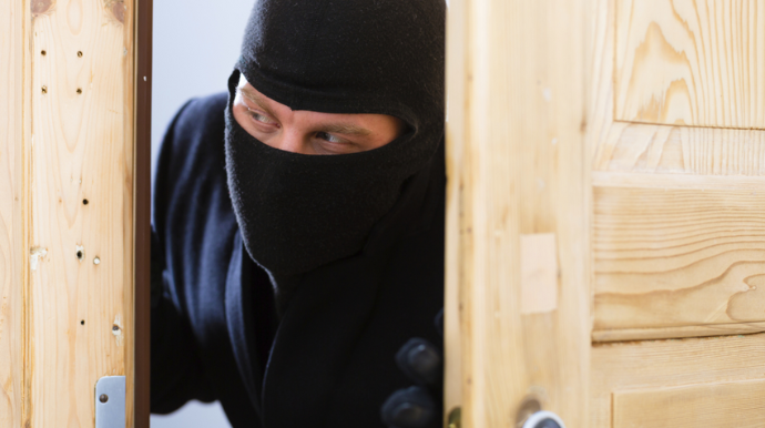 Bakıda qapısı açıq qalan evdən 18500 manat oğurlanıb 