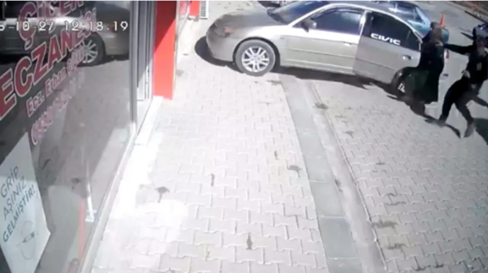 Park halında olan avtomobil əl əyləci çəkilmədiyi üçün aptekə girdi 