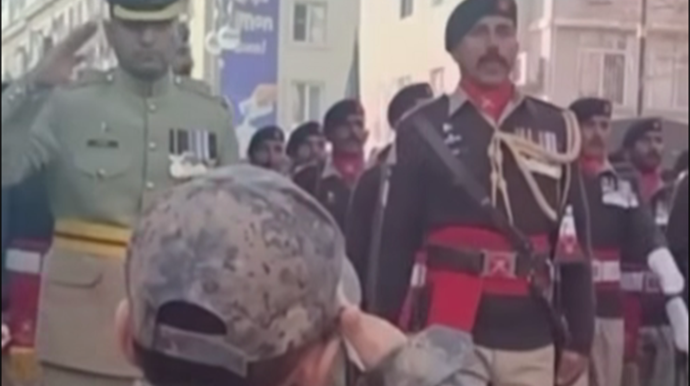 Pakistanlı hərbçilərin paradda azyaşlıya reaksiyası maraq doğurdu - VİDEO