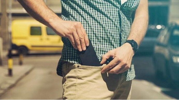 Əldə telefonla gəzmək zərərlidir - XƏBƏRDARLIQ