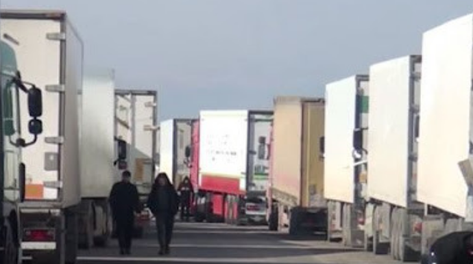 Sərhəddəki tıxacın ucu bucağı görünmür - Sürücülər sərhədi keçmək üçün gözləyir - VİDEO