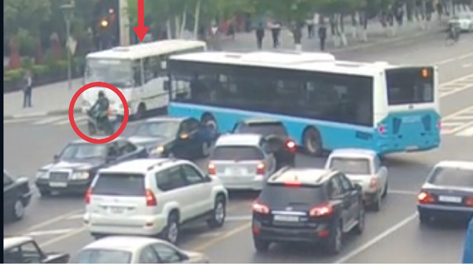 Мотоциклист нарушил правила и врезался в проезжавший на желтый свет автобус - ВИДЕО 