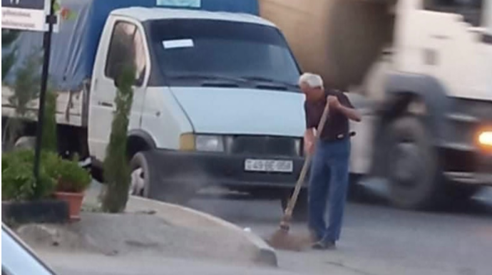 Şəhid oğlunun fotosuna görə hər gün yolu süpürən ata - FOTO