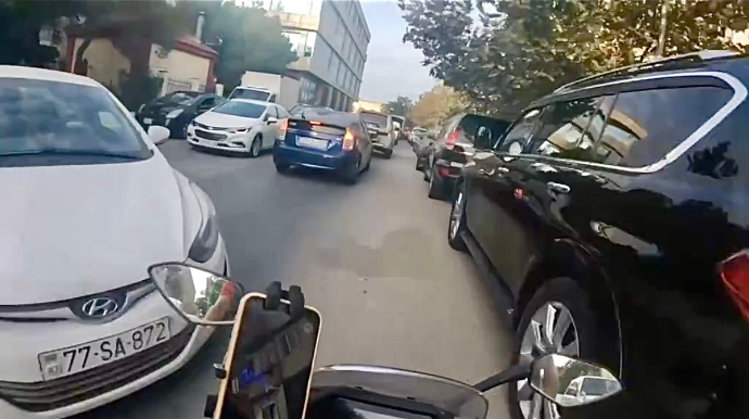 Nərimanovda qayda pozan sürücü motosikletçini təhlükə qarşısında qoydu - VİDEO