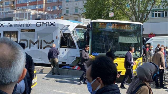 İstanbulda avtobusla tramvay toqquşdu, yaralılar var - FOTOLAR 