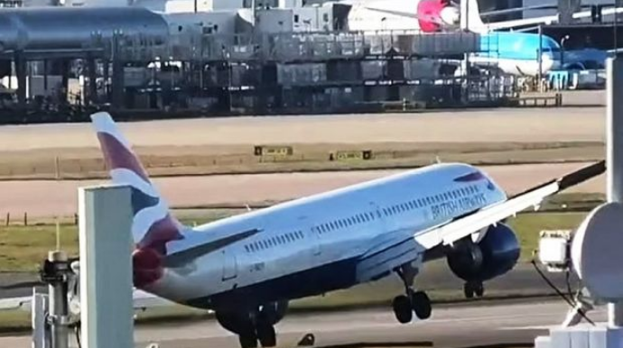 Britaniyada sərnişin təyyarəsi qəzadan son anda qurtuldu – ANBAAN VİDEO 