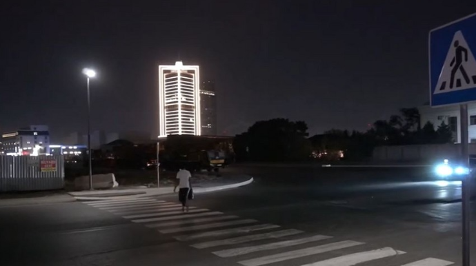В Баку освещение пешеходных переходов переводят на солнечные батареи