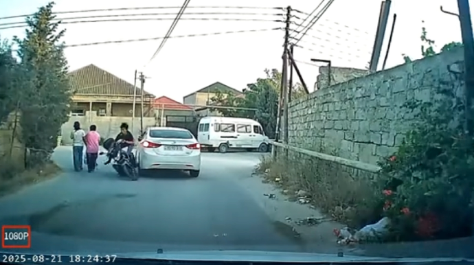 Döngəyə sürətlə girən motosikletçi maşına çırpıldı - VİDEO
